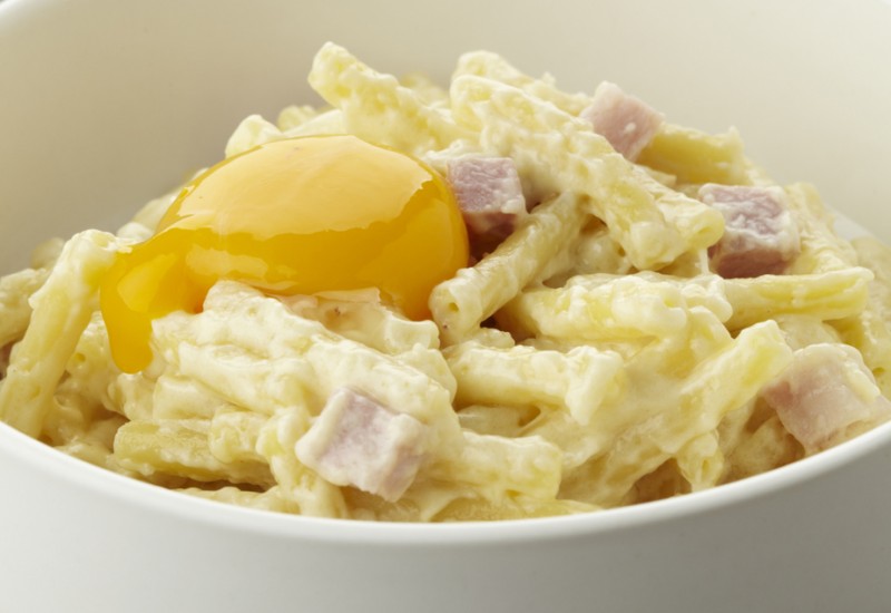 Macaroni met ham en kaassaus